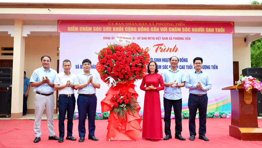 Trung tâm Số tham dự Lễ ra mắt Điểm thư viện và Trung tâm sinh hoạt văn hóa cộng đồng xã Phượng Tiến