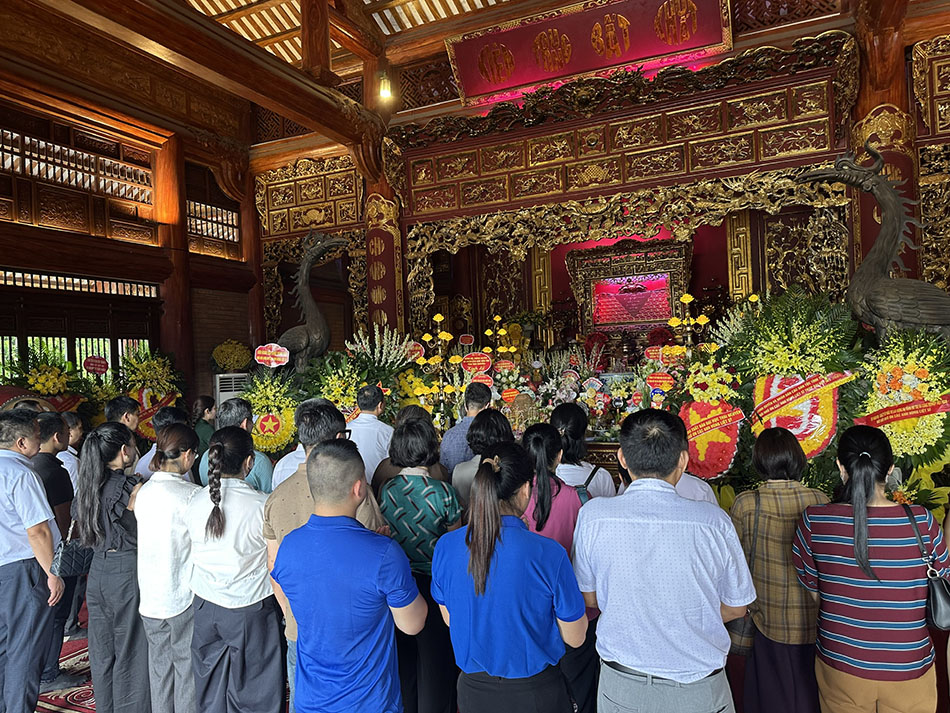 Công đoàn và Đoàn Thanh niên Trung tâm Số - Nhà Xuất bản dâng hương tưởng niệm các Anh hùng liệt sĩ tại Khu tưởng niệm Thanh niên xung phong Đại đội 915.